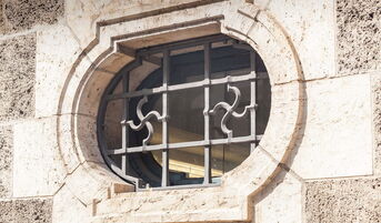 Bayrisches Staatsministerium für Wirtschaft Fenster mit Gitter