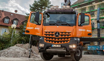 Ebert-Bau GmbH LKW mit Kranaufbau auf Baustelle
