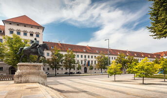 Bayrisches Staatsministerium für Wirtschaft mit Außenanlagen