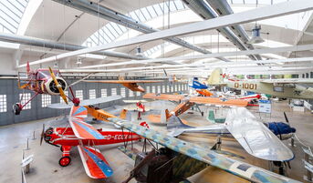 Flugwerft Schleissheim Halle mit alten Flugzeugen